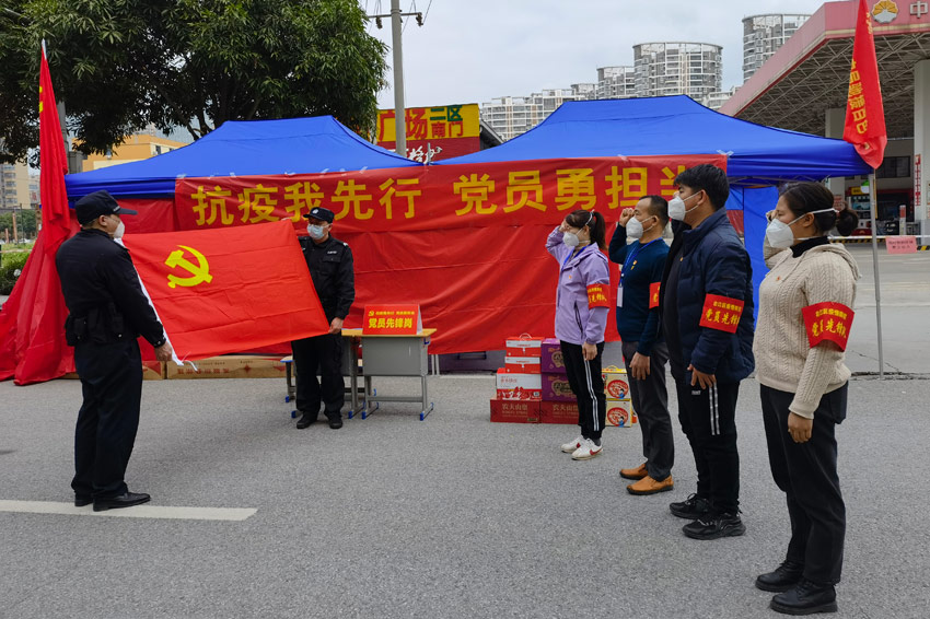 右江區(qū)：筑起疫情防控“紅色堡壘”右江區(qū)委堅(jiān)持以黨建引領(lǐng)為核心，發(fā)揮臨時(shí)黨支部戰(zhàn)斗堡壘作用，將基層黨的組織體系建設(shè)轉(zhuǎn)化為疫情防控政治優(yōu)勢(shì)，著力構(gòu)建嚴(yán)密的疫情防控“紅色防線”，不斷向人民群眾傳遞抗擊疫情必勝的信心和決心?！驹敿?xì)】 