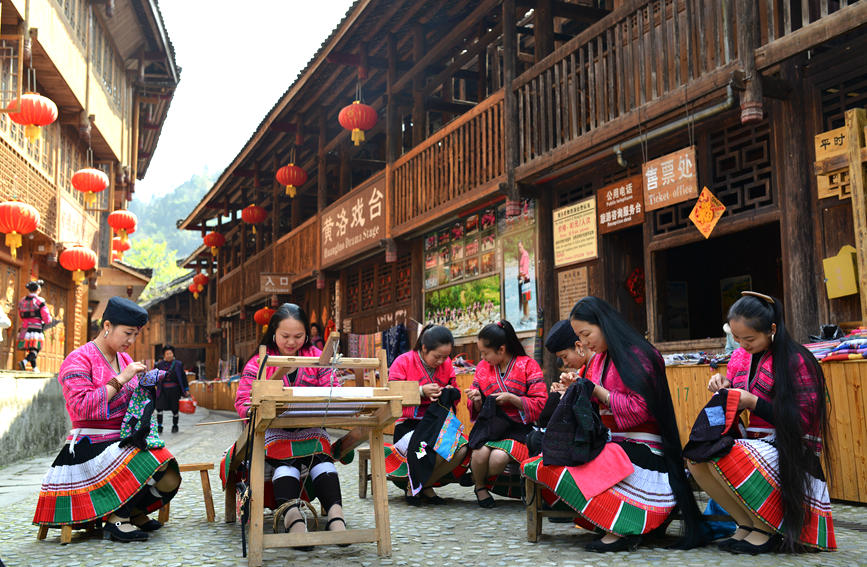 在金江村，紅瑤服飾制作工藝是一道亮麗的風(fēng)景。潘志祥攝