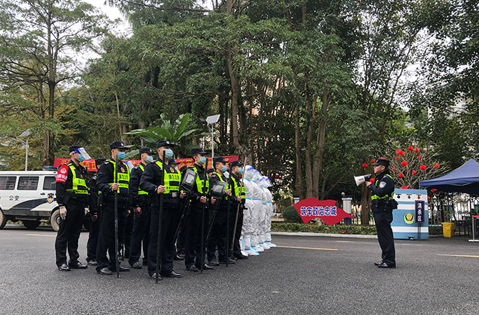 黃日組織民警集合列隊(duì)。崇左邊境管理支隊(duì)供圖