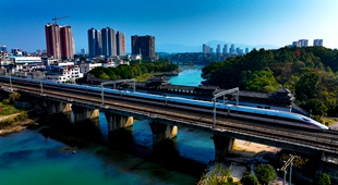 復(fù)興號駛過桂林市靈川縣靈巖風(fēng)雨橋