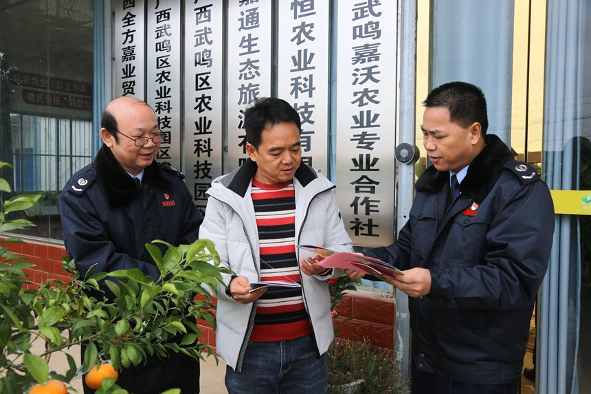 圖為南寧市武鳴區(qū)稅務(wù)局服務(wù)團(tuán)隊(duì)下農(nóng)企宣傳稅惠政策。