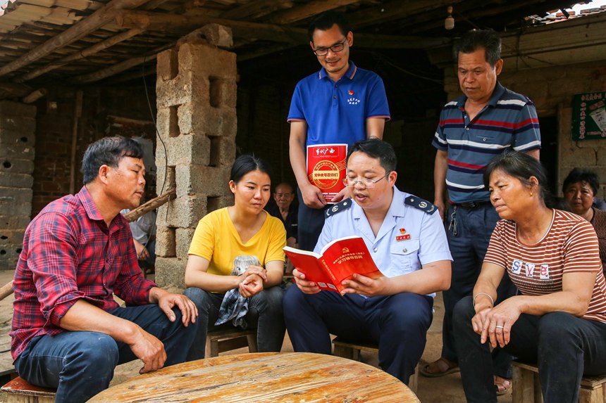 進(jìn)村入戶的幫扶人員在“農(nóng)家小課堂”上宣傳十九屆六中全會精神