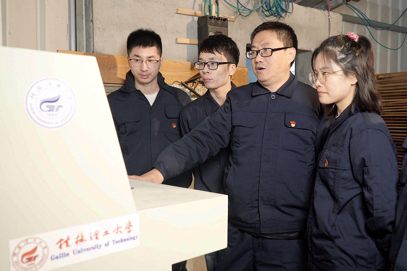 學(xué)校機(jī)控學(xué)院專家團(tuán)隊(duì)在幫扶村開展“紅薯粉廠加工設(shè)備升級改造”項(xiàng)目。