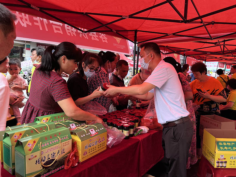 供銷大集活動中琳瑯滿目的農產品吸引眾多市民購買。