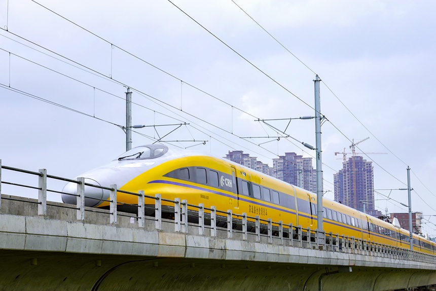 綜合檢測(cè)列車行駛在南崇鐵路線路上。麻正寧攝