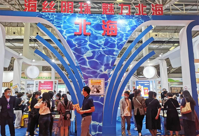 2021年度粵桂協(xié)作消費(fèi)對(duì)接活動(dòng)暨第20屆廣西名特優(yōu)農(nóng)產(chǎn)品（廣州）交易會(huì)北海館人聲鼎沸，現(xiàn)場(chǎng)了解、購(gòu)買(mǎi)農(nóng)產(chǎn)品客商絡(luò)繹不絕。