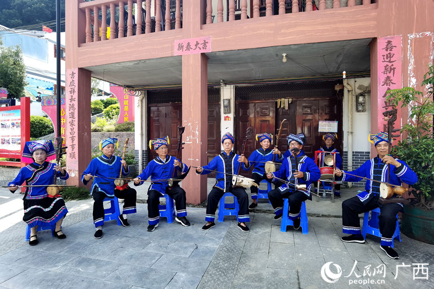 在龍邦鎮(zhèn)護(hù)龍村,民間藝人表演廣西非遺靖西壯族八音。人民網(wǎng) 覃心攝