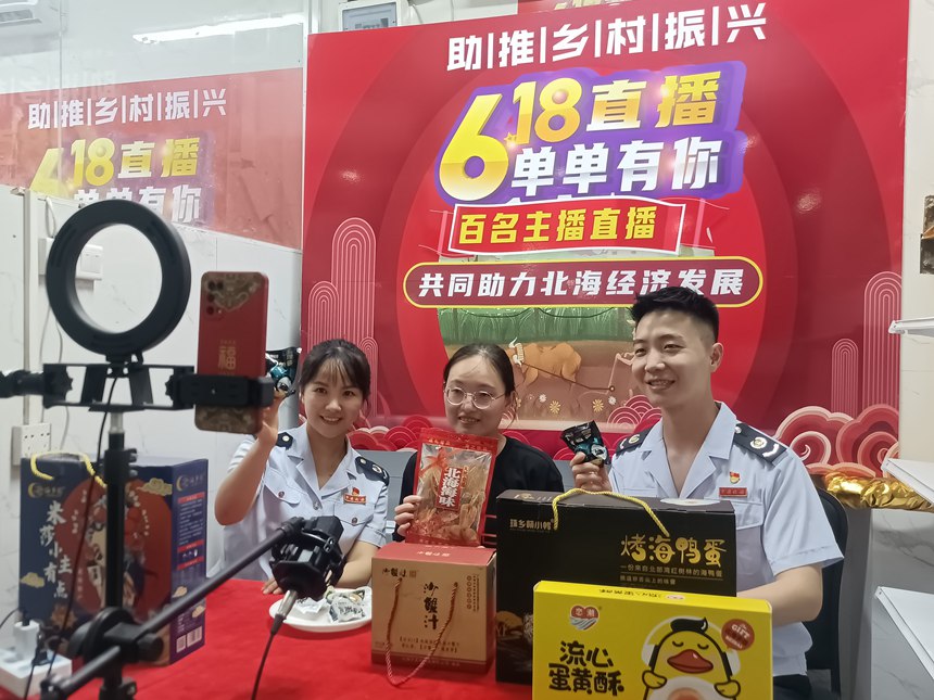 稅務(wù)干部走訪北海市邦邦扶農(nóng)副產(chǎn)品有限公司，在抖音平臺“直播間”進(jìn)行直播預(yù)熱，為加快推動農(nóng)產(chǎn)品融入市場貢獻(xiàn)“稅力量”