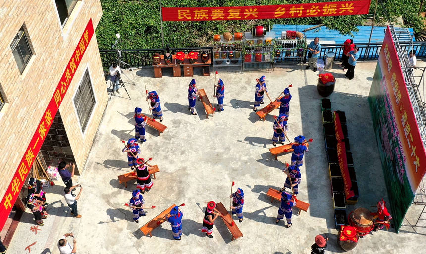 9月7日，廣西都安瑤族自治縣安陽鎮(zhèn)群眾快樂打扁擔，喜慶豐收節(jié)。高東風攝 
