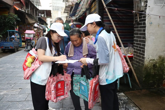 7月5日，桂林旅游學(xué)院紅色無花果實(shí)踐隊(duì)在石塘鎮(zhèn)進(jìn)行普通話問卷調(diào)查。
