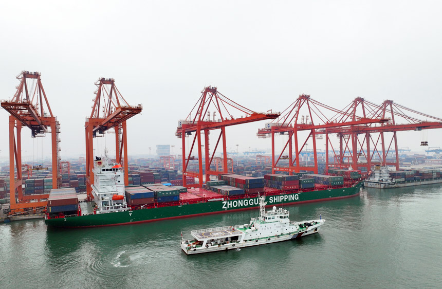 海巡1001輪為國內(nèi)最大內(nèi)貿(mào)集裝箱船“中谷南寧”輪首航北部灣港護航。
