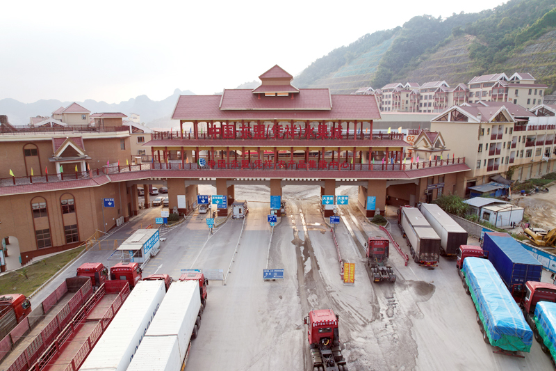 在中國—東盟（憑祥）水果城，來自東盟國家的榴蓮、火龍果、芒果等農(nóng)產(chǎn)品在此集散交易