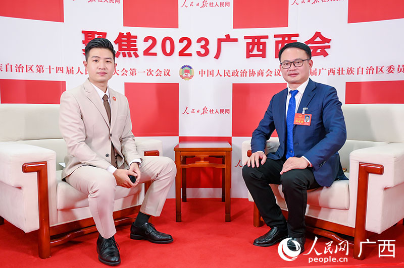 楊克勤（右）接受專訪。人民網(wǎng)記者 嚴立政攝