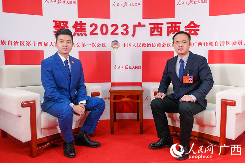 陸華靜（右）接受專訪。人民網(wǎng)記者 嚴(yán)立政攝