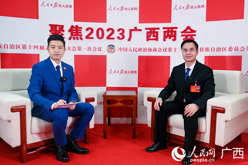 梁展凡代表（右）接受專訪。人民網(wǎng) 嚴(yán)立政攝
