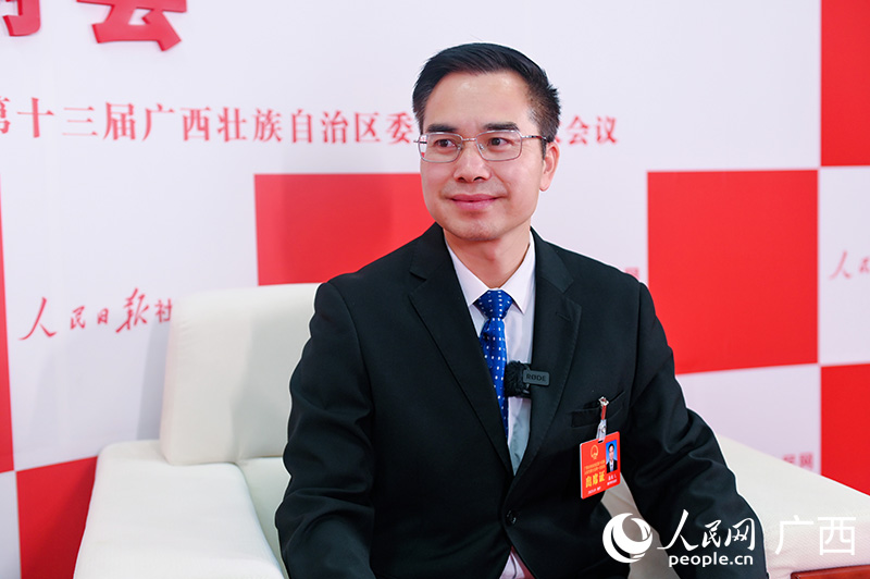 梁展凡代表接受專訪。人民網(wǎng) 嚴(yán)立政攝.jpg