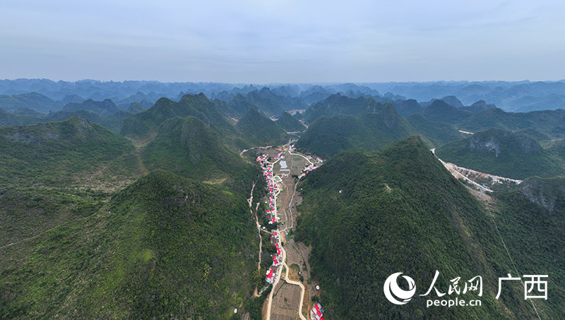 航拍大化縣古河鄉(xiāng)丹桂村。人民網(wǎng) 付華周攝
