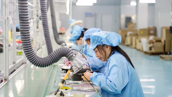 廣西銳賽電子科技有限公司生產(chǎn)車間里，工人正在熟練地進(jìn)行模具注塑、SMT貼片、機(jī)器組裝等工作。何廣應(yīng)攝 (3).jpg