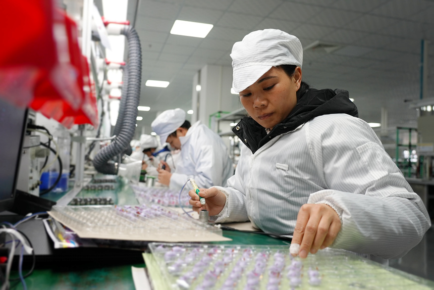生產(chǎn)車間里工人對(duì)產(chǎn)品進(jìn)行加工。