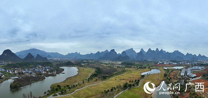 環(huán)抱桂海晴嵐的群山。人民網(wǎng) 付華周