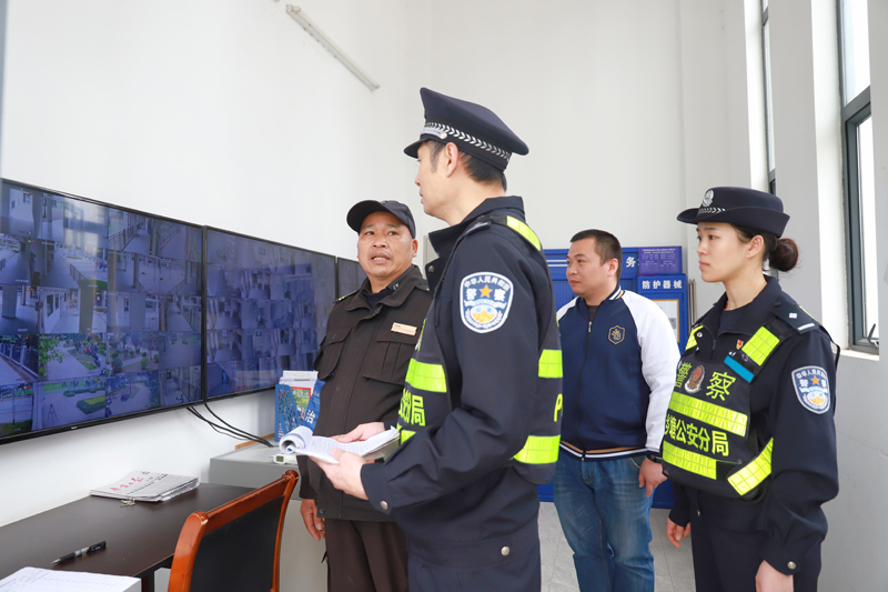 指導(dǎo)學(xué)校保安使用一鍵報(bào)警系統(tǒng)。魯班路小學(xué)供圖