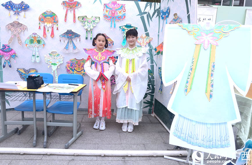  學(xué)生展示云肩服飾文化。人民網(wǎng)記者 陳燕攝