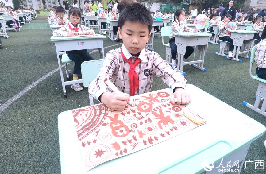 千人繪畫(huà)活動(dòng)。人民網(wǎng)記者 陳燕攝
