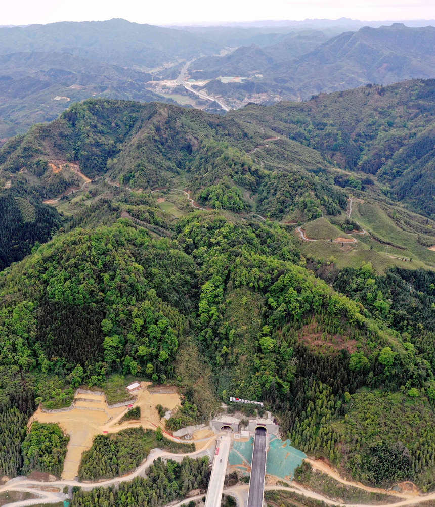 4月7日，穿越重山的天巴高速公路。