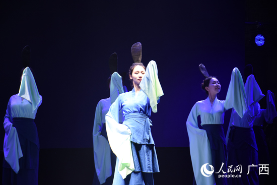 現(xiàn)場(chǎng)文藝舞蹈表演。人民網(wǎng) 王功孝攝