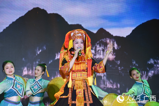 現(xiàn)場(chǎng)歌舞表演。人民網(wǎng) 王功孝攝
