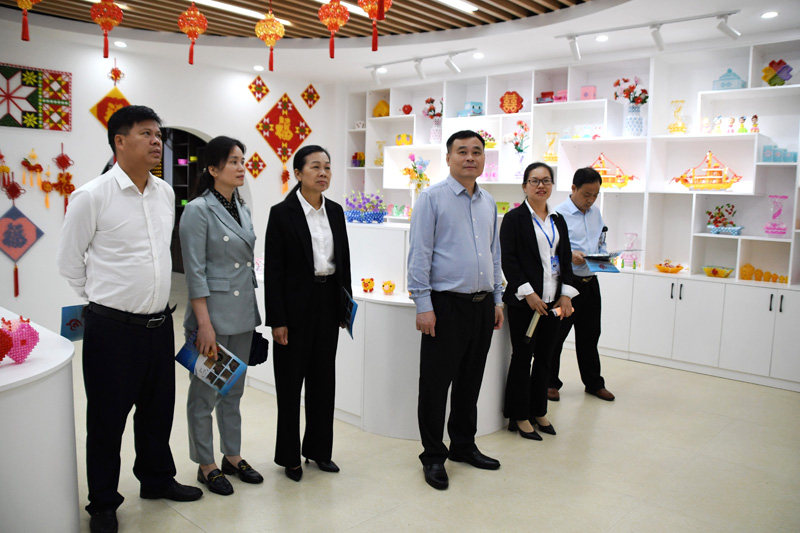 鐘山縣特殊教育學(xué)?！按楣ぷ鞣弧睂W(xué)生工藝品展廳。廖超文攝