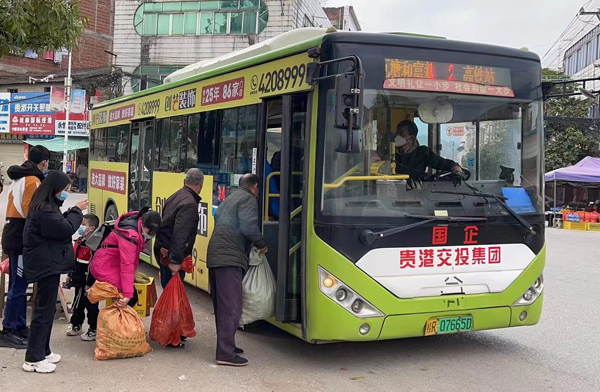 貴港市的城鄉(xiāng)公交下鄉(xiāng)，滿足不同人群的出行需求。貴港市公交公司供圖