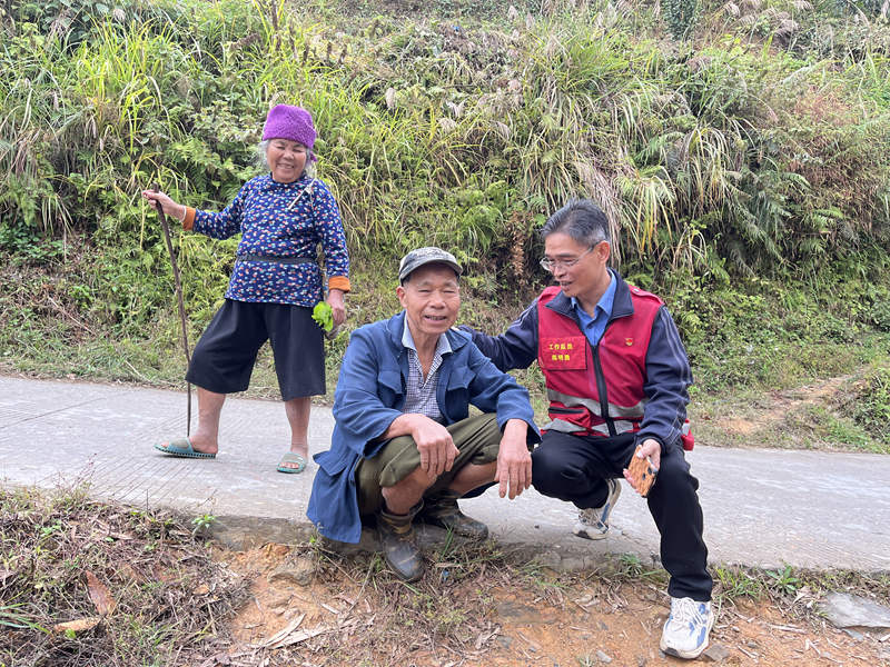 陳明勇在路邊同村民聊天了解相關(guān)情況。受訪者供圖