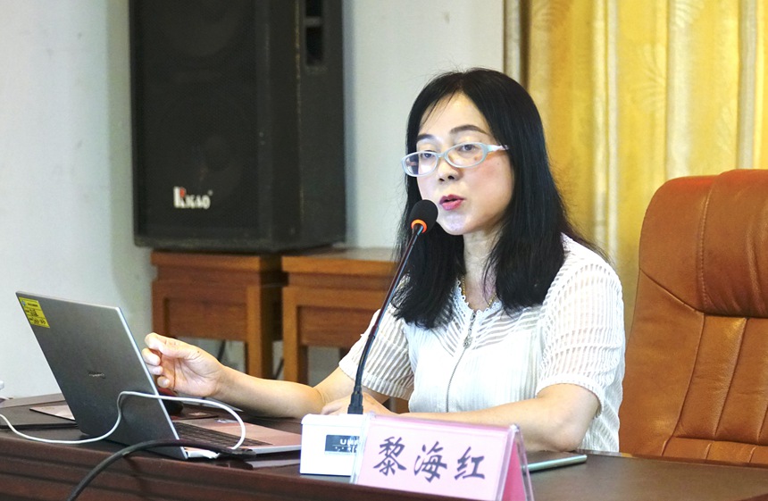自治區(qū)工人醫(yī)院職業(yè)衛(wèi)生評價所主任醫(yī)師講解。何善權(quán)攝