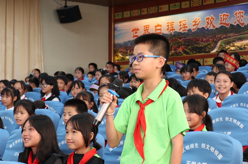 健康知識(shí)進(jìn)校園活動(dòng)現(xiàn)場(chǎng)，學(xué)生積極互動(dòng)。黃子婧攝