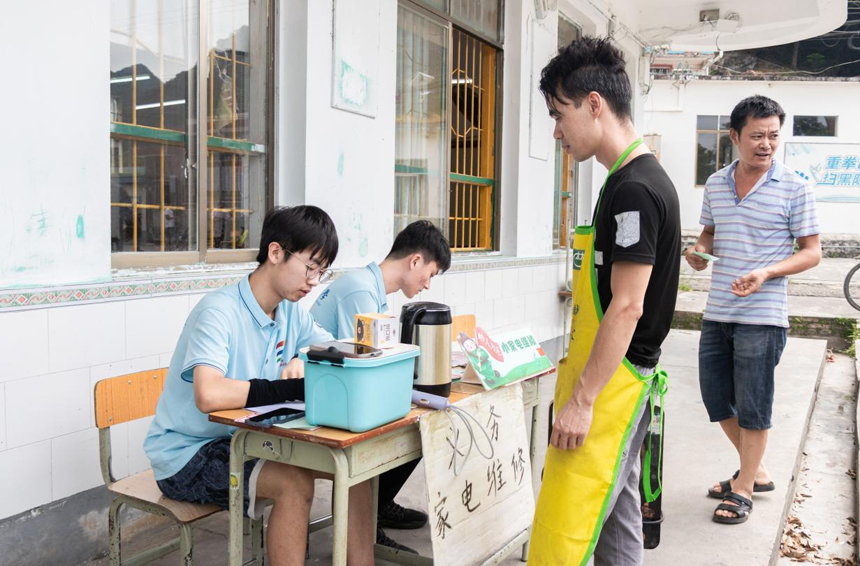 維修家電現(xiàn)場。