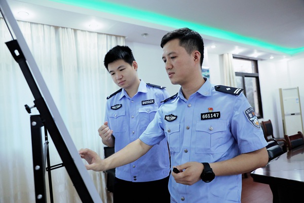 黃路（右）與同事討論案情