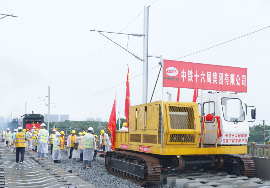 履帶式鋼軌牽引車拖拉500米長鋼軌進(jìn)行鋪設(shè)。甘璐攝