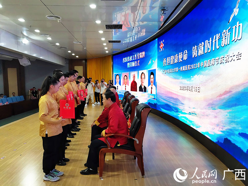拜師儀式。人民網(wǎng) 付華周攝