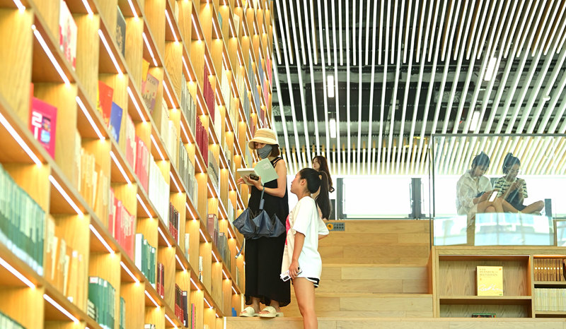 市民在柳州圖書館柳東館閱讀。黃蕊攝