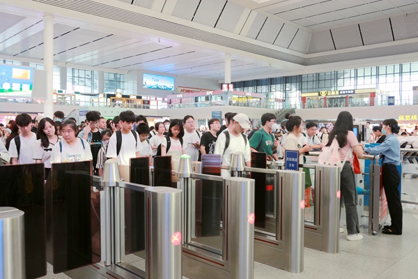 南寧東站旅客檢票進(jìn)站。于莉攝
