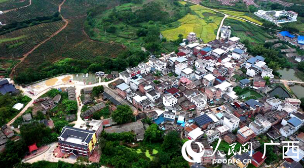 鄒圩鎮(zhèn)紅陶制品示范基地航拍圖。人民網(wǎng) 譚江波攝