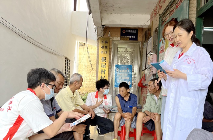 全科醫(yī)學(xué)院組織學(xué)生到鄉(xiāng)村開展暑期三下鄉(xiāng)社會實踐活動。桂林醫(yī)學(xué)院供圖