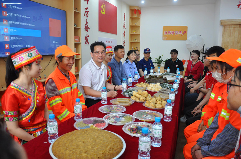 港北區(qū)石羊塘社區(qū)組織轄區(qū)新業(yè)態(tài)新就業(yè)群體開展“潮聚三月三 和諧在八桂”活動。港北區(qū)委組織部供圖
