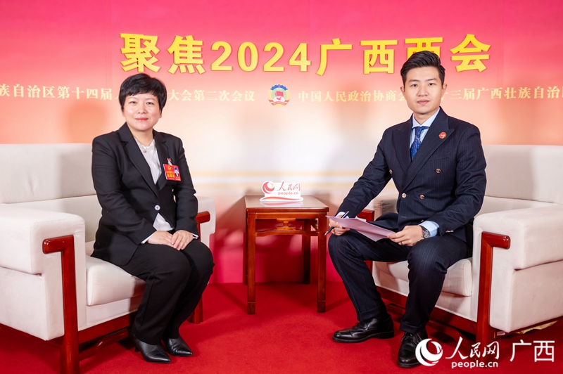 梁紅代表（左）接受專訪。人民網(wǎng)記者 嚴(yán)立政攝