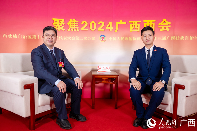  龐軍委員（左）接受專訪。人民網(wǎng)記者 嚴(yán)立政攝