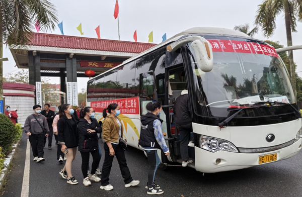 專車免費接送農村勞動力到企業(yè)面試及招聘活動現(xiàn)場。