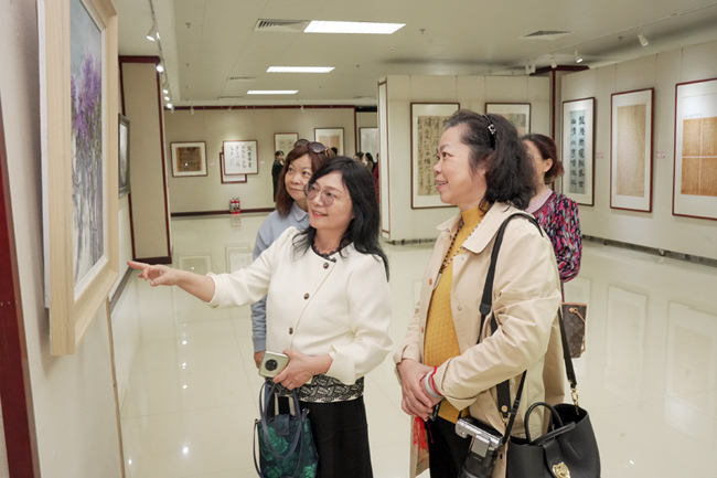 參觀展覽。