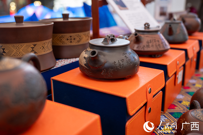 現(xiàn)場展出的“桂字號”名特優(yōu)產(chǎn)品。人民網(wǎng)記者 嚴立政攝