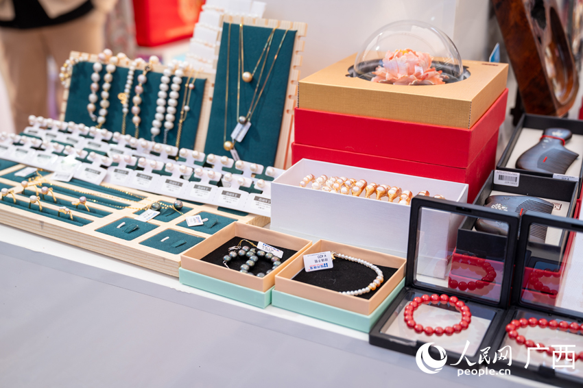 現(xiàn)場展出的“桂字號”名特優(yōu)產(chǎn)品。人民網(wǎng)記者 嚴立政攝